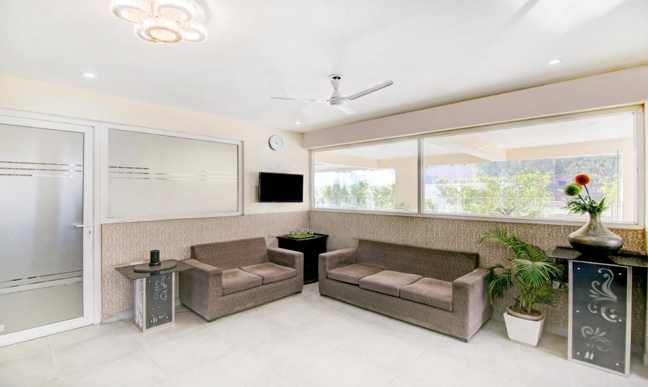 Treebo Trend Blooms Premium Hotel Gurgaon Buitenkant foto